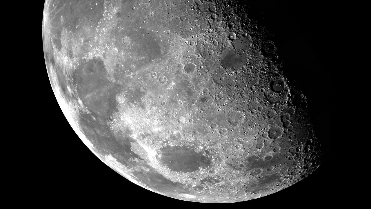 NASA wyśle autonomiczne łaziki, by lepiej poznać Księżyc, źródło grafiki: Unsplash | NASA.