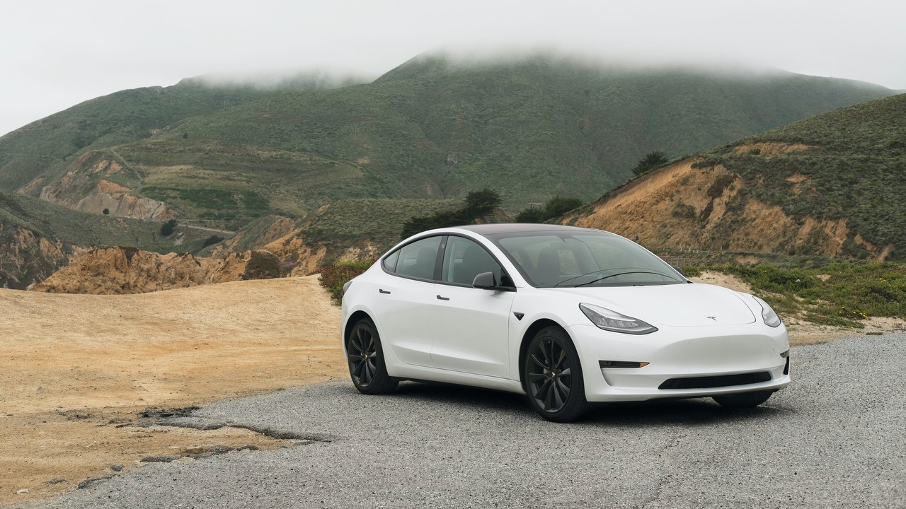 Niemieccy studenci zhakowali Teslę, włączyli płatne funkcje, źródło grafiki: Unsplash | Charlie Deets.