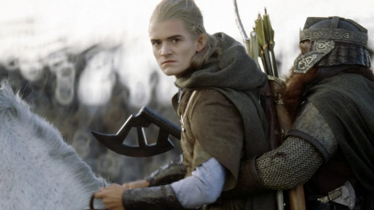 Legolas nie zrobił wrażenia na ekspercie od łucznictwa, który oceniał jego umiejętności podczas bitwy o Helmowy Jar, źródło grafiki: Władca Pierścieni: Dwie Wieże; Peter Jackson; New Line Cinema; 2002.