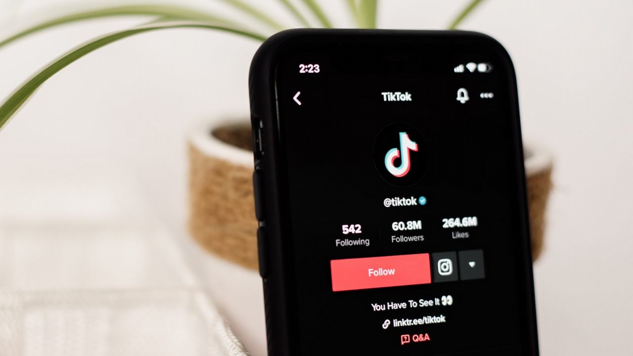 TikTok pozwoli Ci na większą kontrolę dzięki prawu UE, źródło grafiki: Unsplash | Collabstr..