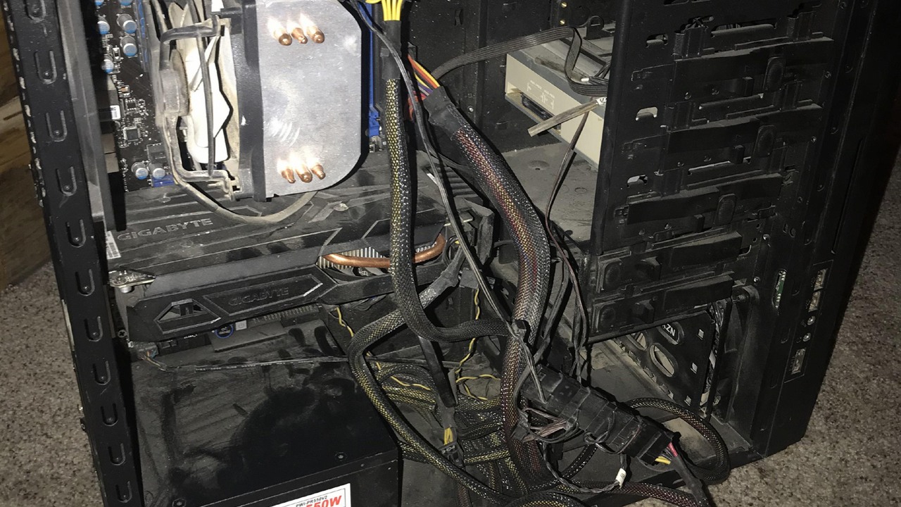 Otrzymał swój pierwszy komputer do gier; nie tego się spodziewał, źródło grafiki: Reddit.com/r/pcmasterrace.