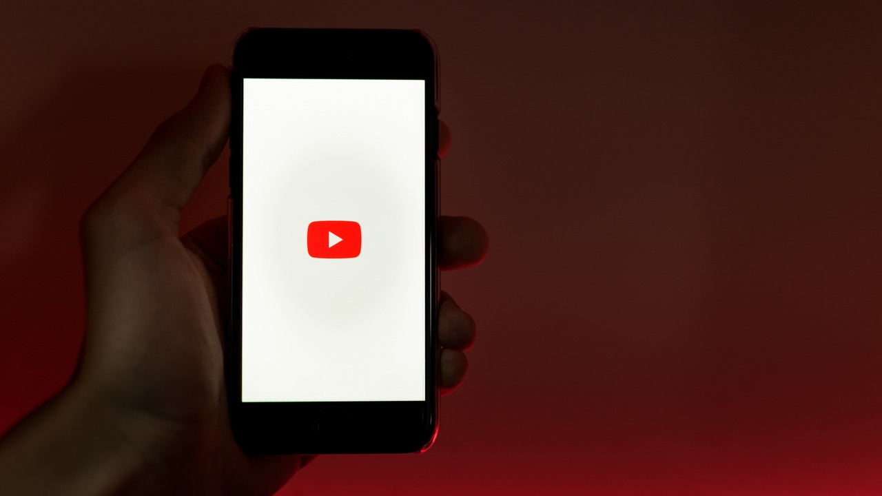 Wyłączenie historii oglądanych wideo na YouTube pozbawi Cię pewnej funkcji, źródło grafiki: Unspalsh | Szabo Viktor.