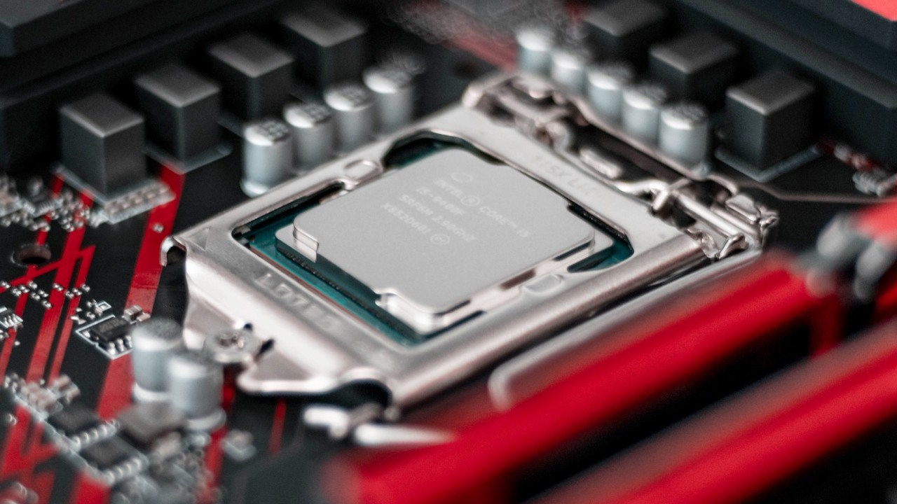 Dwa rdzenie w 2023 roku? Intel uważa, że to nadal ma sens i projektuje nowy procesor, źródło grafiki: Christian Wiediger / Unsplash.