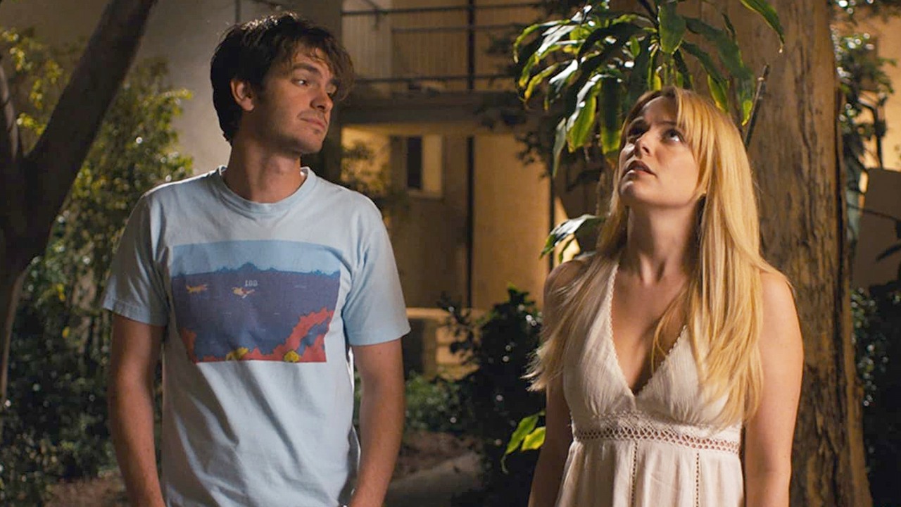 Riley Keough doprowadziła do przerwania zdjęć, bo zjadła baton musli przed pocałunkiem z Andrew Garfieldem, źródło grafiki: Tajemnice Silver Lake, David Robert Mitchell, Boo Pictures, 2018.