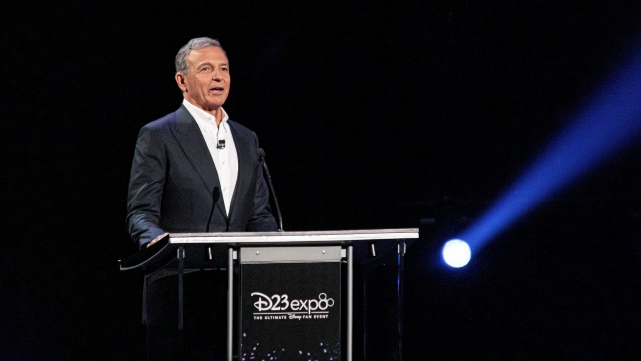 Szef Disneya chce pomóc znaleźć rozwiązania, by zakończyć strajki po tym, jak nazwał żądania strajkujących „nierealnymi”, źródło grafiki: Bob Iger podczas D23 Expo 2019 | nagi usano; flickr.com; 2021.