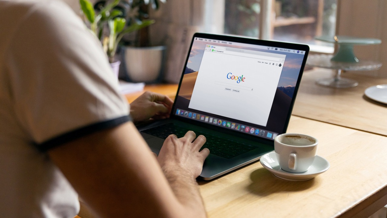 Google Chrome z częstszymi aktualizacjami; powodem obawy o bezpieczeństwo, źródło grafiki: Unsplash | Firmbee.