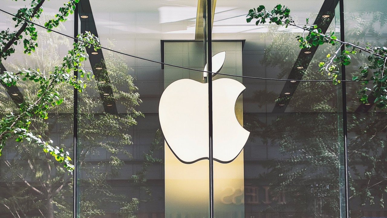 Ten człowiek całe życie pracuje dla Apple, niemal dwukrotnie dłużej od Steve'a Jobsa, źródło grafiki: zhang kaiyv / Unsplash.