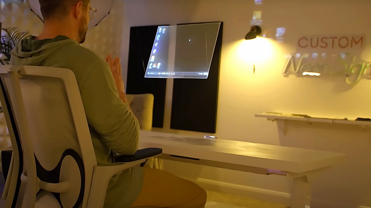 YouTuber buduje niewidzialny komputer do gier z ekranem, klawiaturą i myszką - oto jak to zrobił, źródło grafiki: YouTube/Basically Homeless.