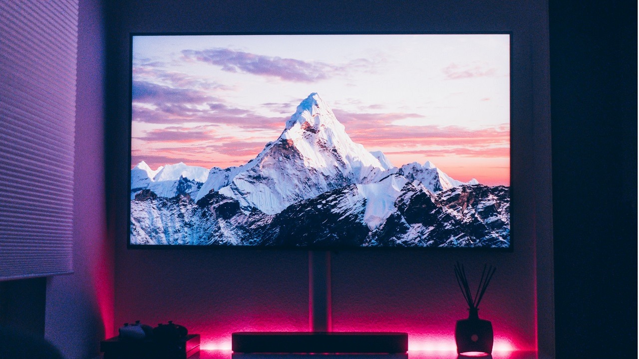 Znany producent wypuścił bezprzewodowe telewizory 4K, które mogą świetnie sprawdzić się w grach, źródło grafiki: Unsplash | Jan Böttinger..