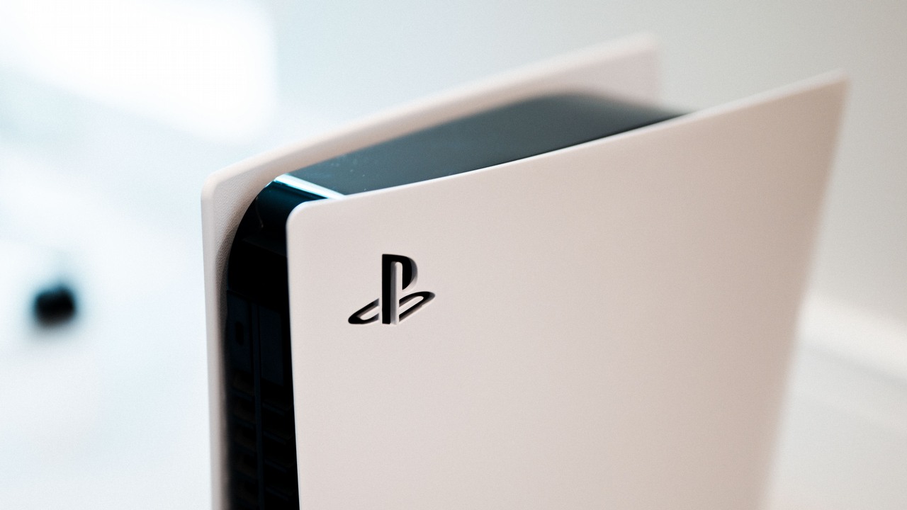 PlayStation 5 Slim nieoficjalnie na pierwszym filmiku, nie wszystkim się podoba, źródło grafiki: Charles Sims | Unsplash.