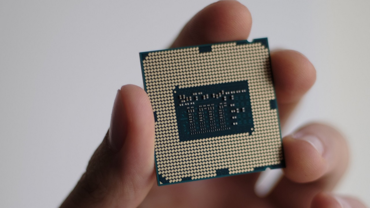 Intel Core i7-14700K porównany do 13700K, dużo szybszy w trybie wielordzeniowym, ale potrzebuje więcej energii, źródło grafiki: Unsplash | Niek Doup..