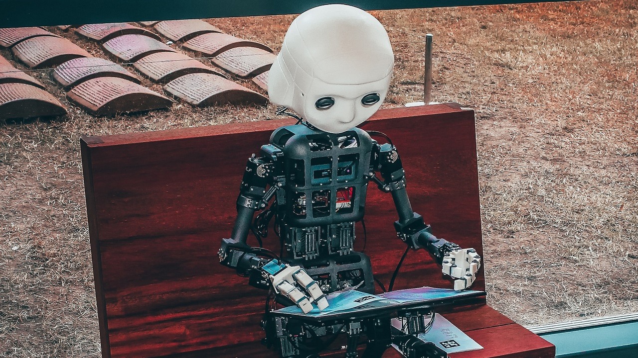 AI podpowiada szkołom, których książek zakazać, źródło grafiki: Unsplash | Andrea De Santis..