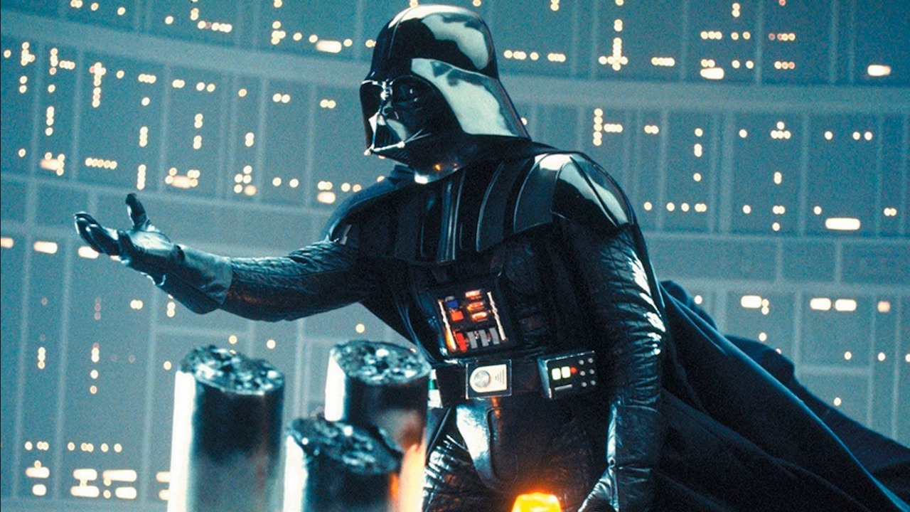 Ikoniczny kostium Dartha Vadera został przeprojektowany na potrzeby serialu Obi-Wan Kenobi, źródło grafiki: Gwiezdne wojny: część V – Imperium kontratakuje; Irvin Kershner; 1982.
