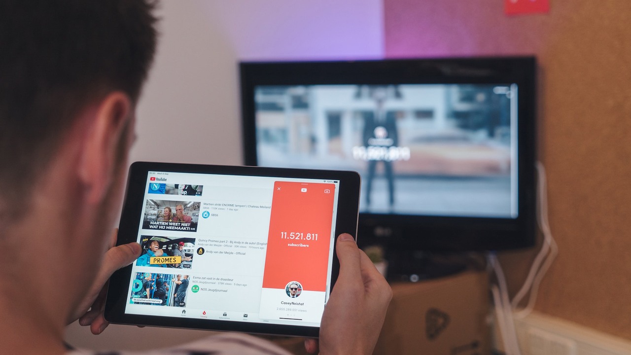 Koniec z fałszywymi lekarzami na YouTube; lewoskrętna witamina C nie jest lekiem na wszystko, źródło grafiki: Unsplash | CardMapr.