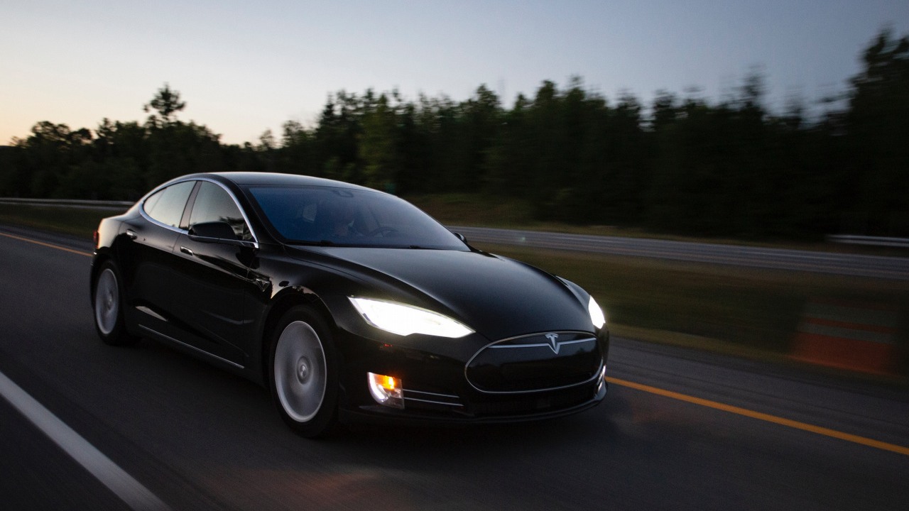 Zapłać więcej, pojedziesz dalej - nowa, ciekawa polityka Tesli, źródło grafiki: Unsplash.