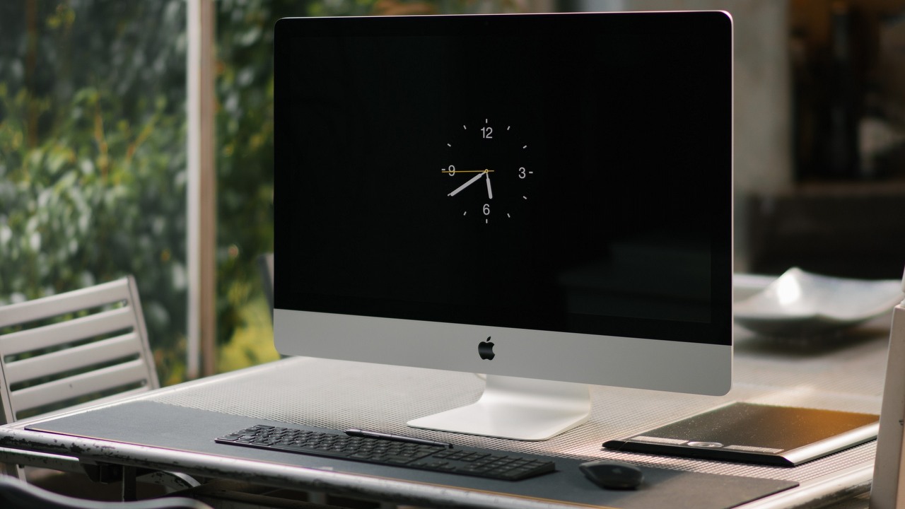 25 lat temu do sprzedaży trafił pierwszy iMac, sporo się od tamtego czasu zmieniło, źródło grafiki: Unsplash / Humberto Arellano.