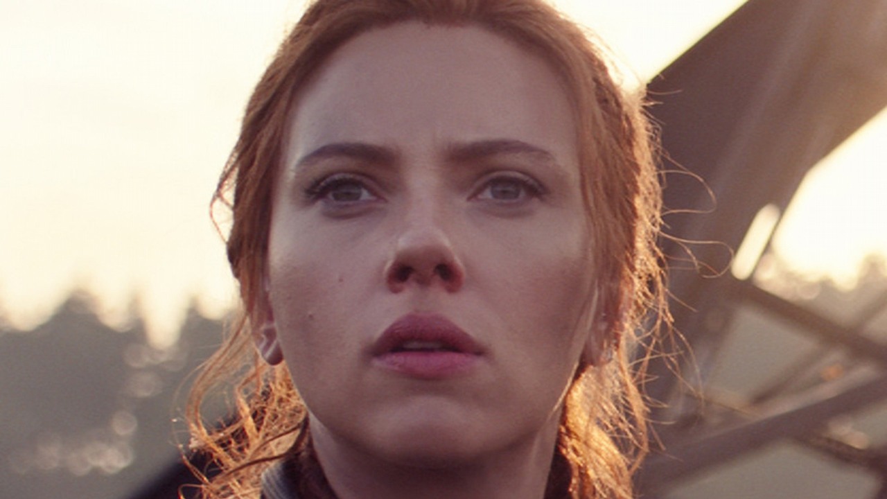 Scarlett Johansson zadebiutowała w tej klapie z Bruce'em Willisem. Rozpoznałbyś ją?, źródło grafiki: Czarna Wdowa; Cate Shortland; Marvel Studios; 2021.