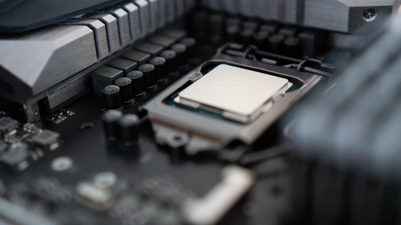 Generacja procesorów Intel Arrow Lake może wygrać u graczy nad Raptor Lake, źródło grafiki: Unsplash | Luan Gjokaj.