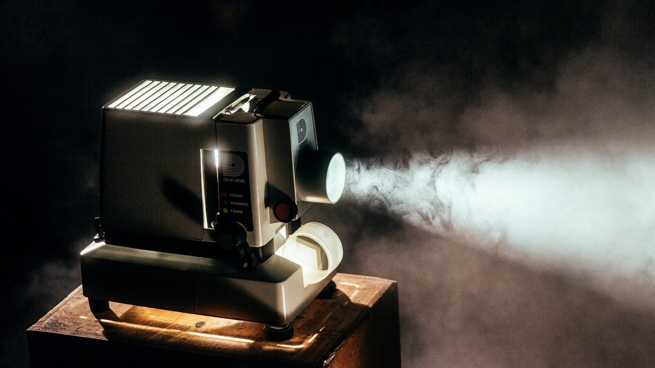 Ten film uznano za najdłuższy w historii. Jest około 39 razy dłuższy od współczesnych produkcji, źródło grafiki: Jeremy Yap, Unsplash License, 2016.