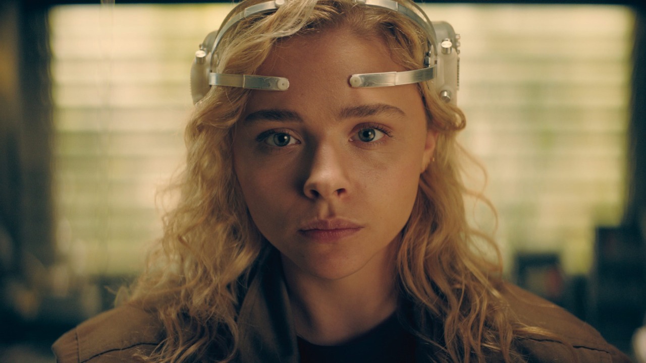 Anulowano 2. sezon ubiegłorocznego hitu sci-fi Amazona 6 miesięcy po ogłoszeniu go, źródło grafiki: Peryferal, Scott B. Smith, Amazon Studios, 2022..