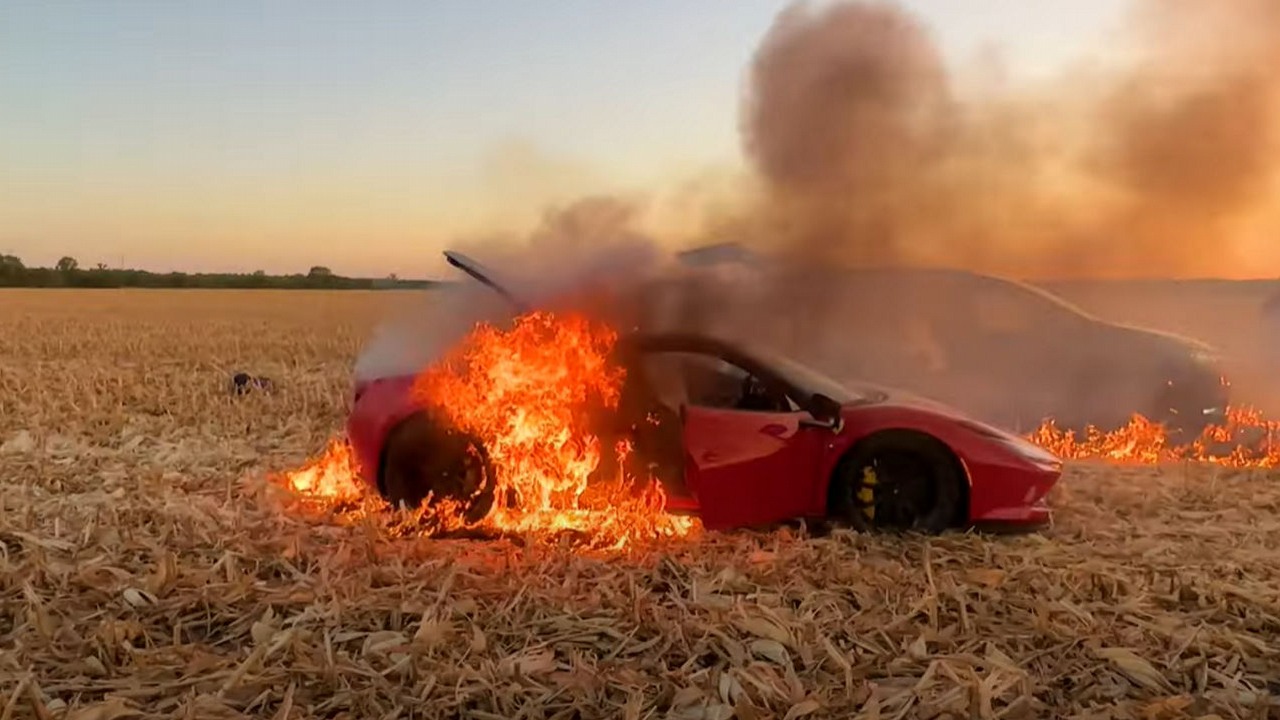 Chciał pozwu od Ferrari. Przypadkowo puścił z dymem auto warte prawie pół miliona dolarów, źródło grafiki: YouTube | WhistlinDiesel.