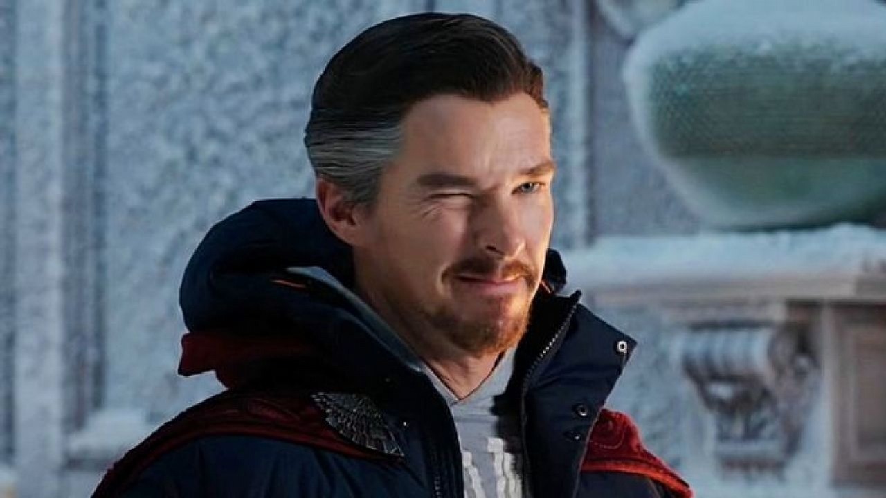 Doktor Strange niemal pozbył się swej jednej wady dzięki relacji z Peterem Parkerem. Benedict Cumberbatch zdradził, jakiej, źródło grafiki: Spider-Man: Bez drogi do domu; Jon Watts; Marvel Studios; 2021.