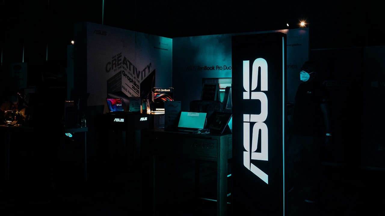 Asus rozda sprzęt dla graczy podczas targów Gamescom, źródło grafiki: Unsplash |  SJ..