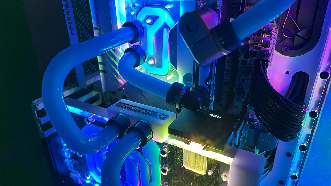 Gracz chłodzi swój komputer wykorzystując domową klimatyzację, źródło grafiki: Kefinator / Reddit.