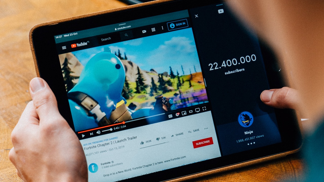 Młodzi ludzie wolą oglądać streamy na Youtubie niż na Twitchu, źródło grafiki: Cardmapr Nl | Unsplash.