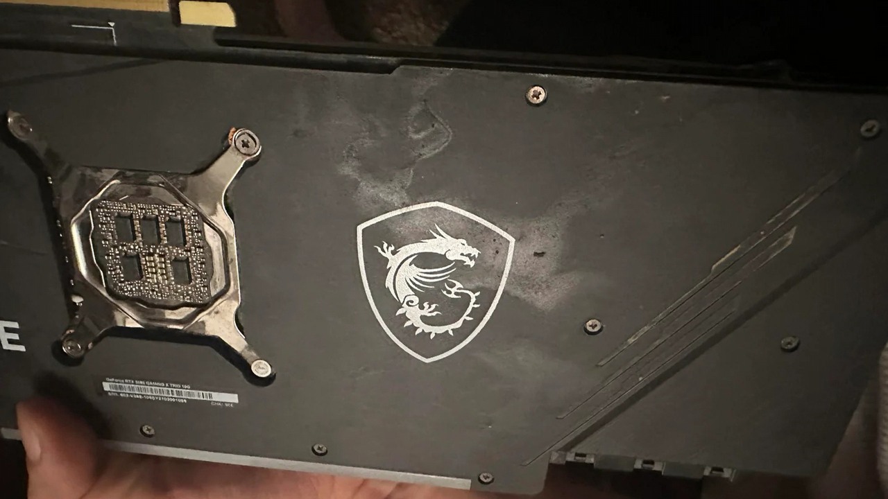 Jak nie ratować zalanej elektroniki? Ten przykład uczy ostrożności, źródło grafiki: Reddit/r/pcmasterrace.