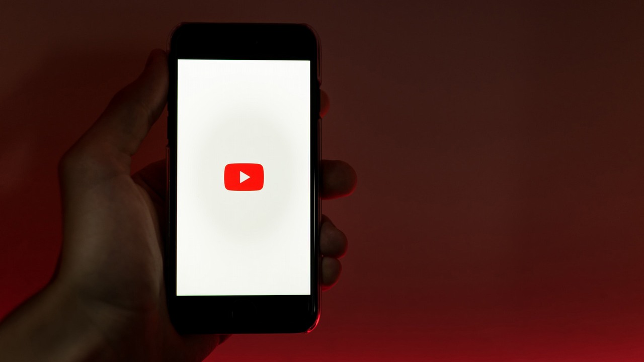 Zanuć, a YouTube rozpozna piosenkę; serwis testuje nową funkcję, źródło grafiki: Unsplash | Szabo Viktor.