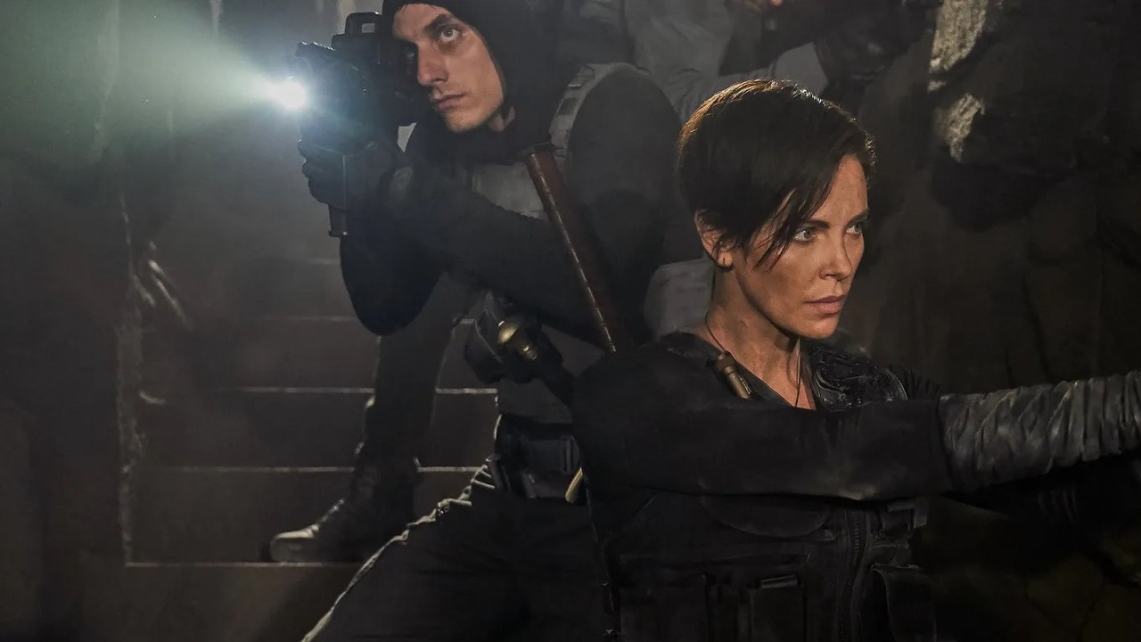 „Nie mogę chodzić ani usiąść na toalecie”. Charlize Theron nie przewidziała konsekwencji kręcenia filmów akcji, źródło grafiki: The Old Guard; Gina Prince-Bythewood; Netflix; 2020.