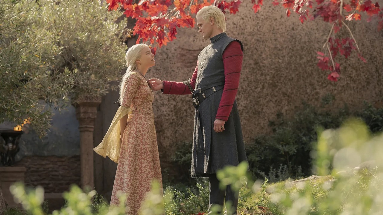 Gwiazda Rodu smoka była “zszokowana”, grając w tej niezręcznej scenie, źródło grafiki: Ród smoka; Miguel Sapochnik; HBO Max; 2022.