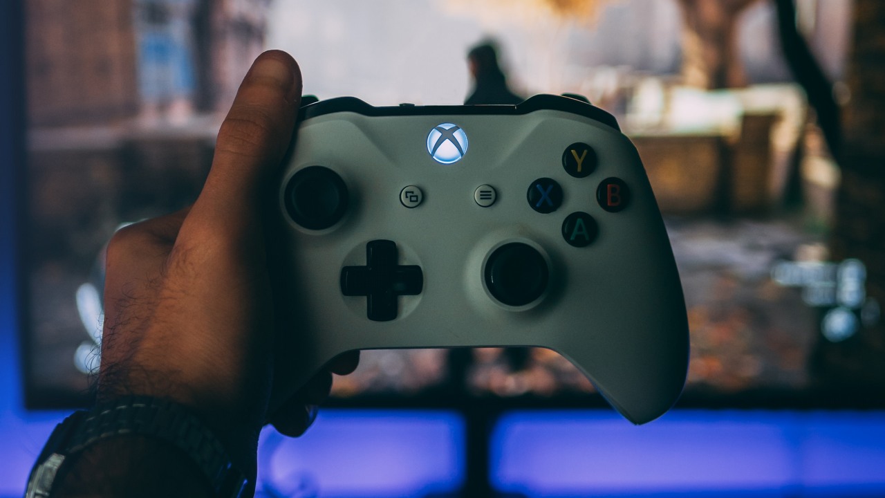 Phil Spencer zapowiada, że ceny konsol nie będą spadać, źródło grafiki: Unsplash | Dimitris Chapsoulas.