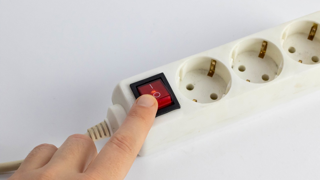 Wyłączanie telewizora przyciskiem z listwy, to zły pomysł - tłumaczymy dlaczego, źródło grafiki: Flickr/Marco Verch/CC BY 2.0.