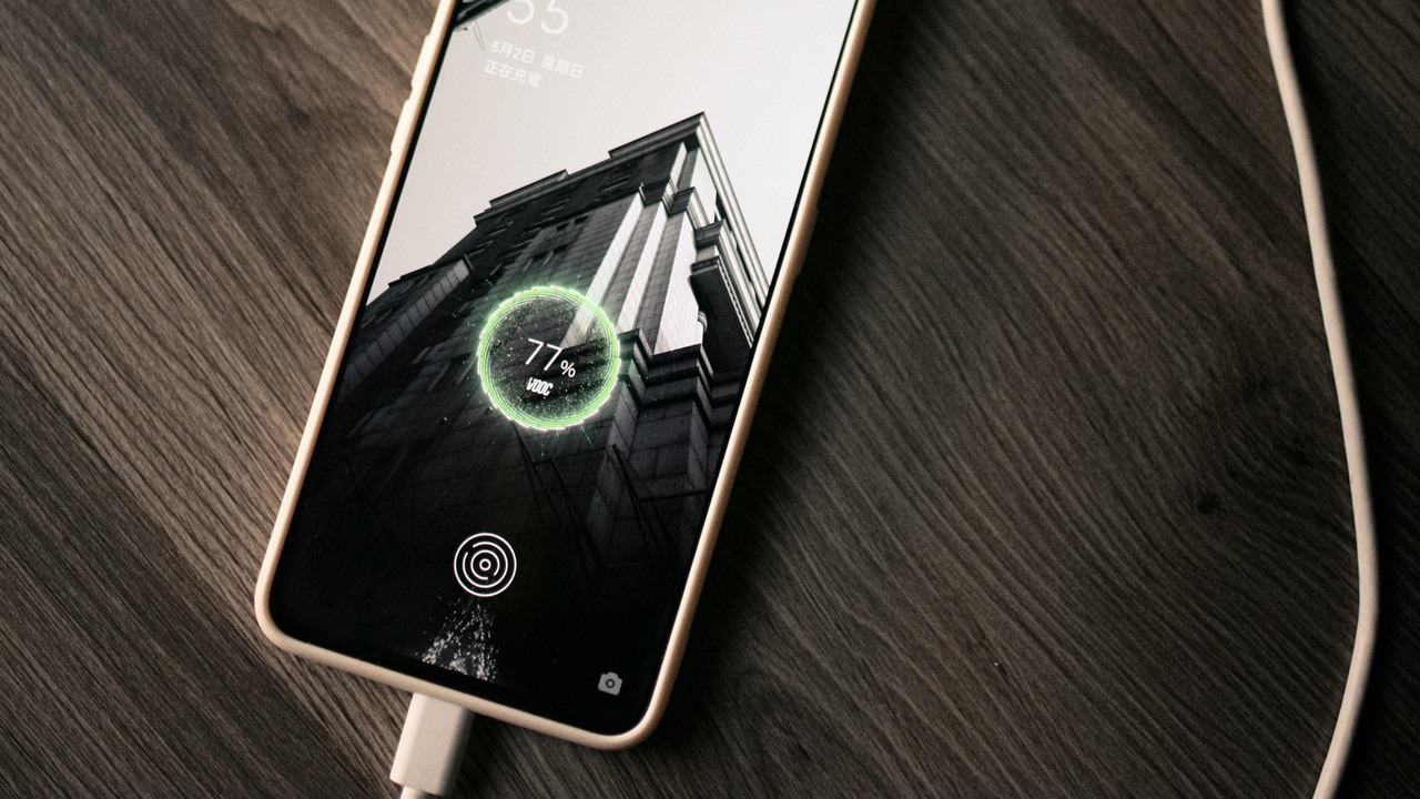 Ładowanie telefonu tylko do 80 procent: Czy to ma sens?, źródło grafiki: Unsplash | De an Sun.