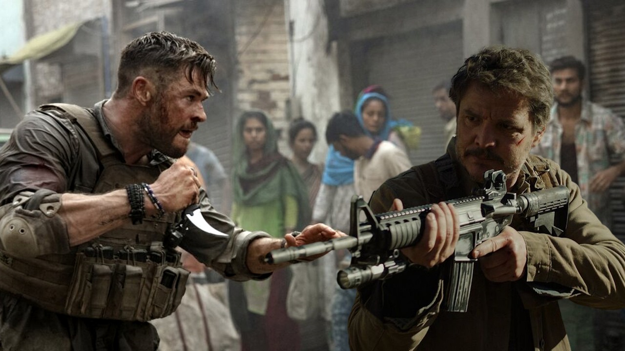 Amazon i Netflix walczą ze sobą o produkcję, w której mogą zagrać Chris Hemsworth i Pedro Pascal, źródło grafiki: Tyler Rake: Ocalenie; reż. Sam Hargrave; Netflix; 2020 / The Last of Us; Neil Druckmann i Craig Mazin; HBO; 2023.