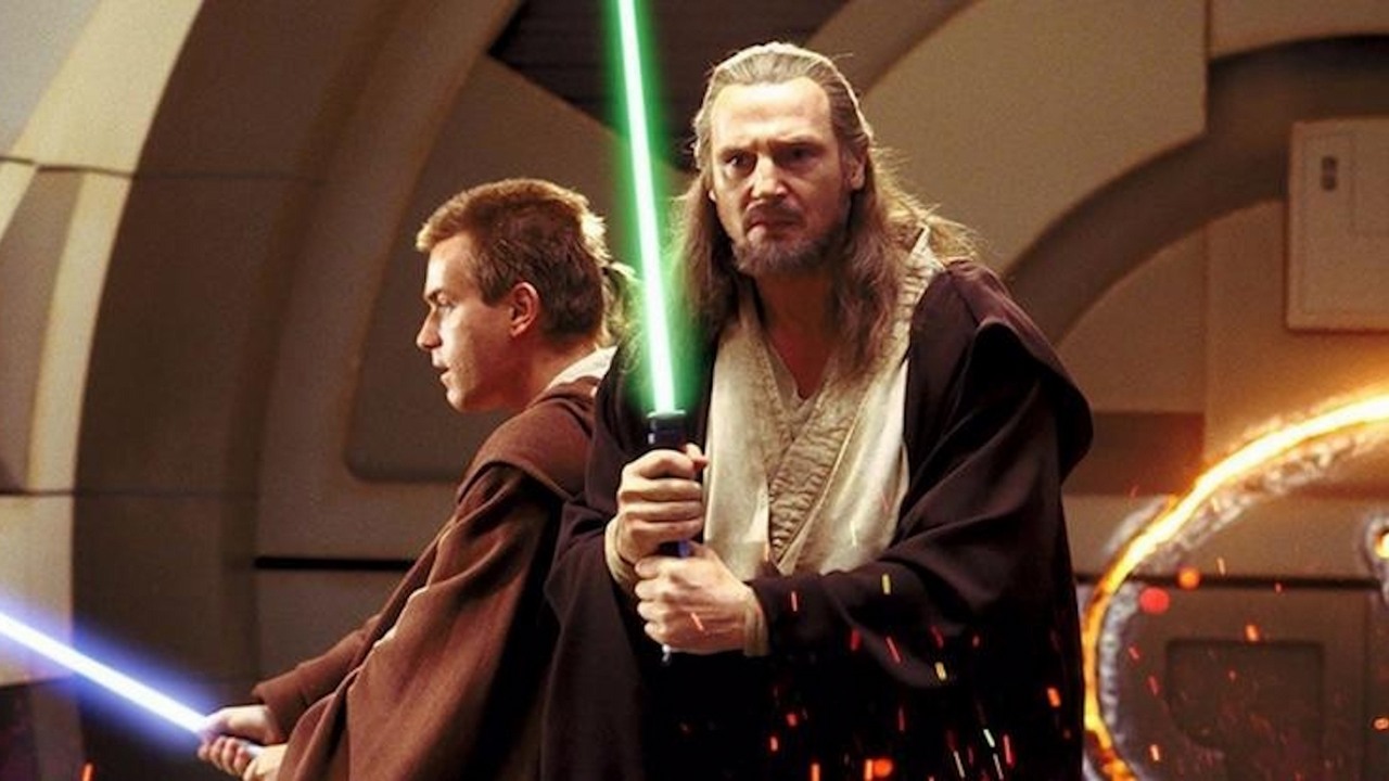 Liam Neeson nazwał fandom Star Wars „kultem” oraz skrytykował za dużą liczbę filmów i spin-offów serii, źródło grafiki: Gwiezdne wojny: Mroczne widmo, George Lucas, Lucasfilm, 1999.