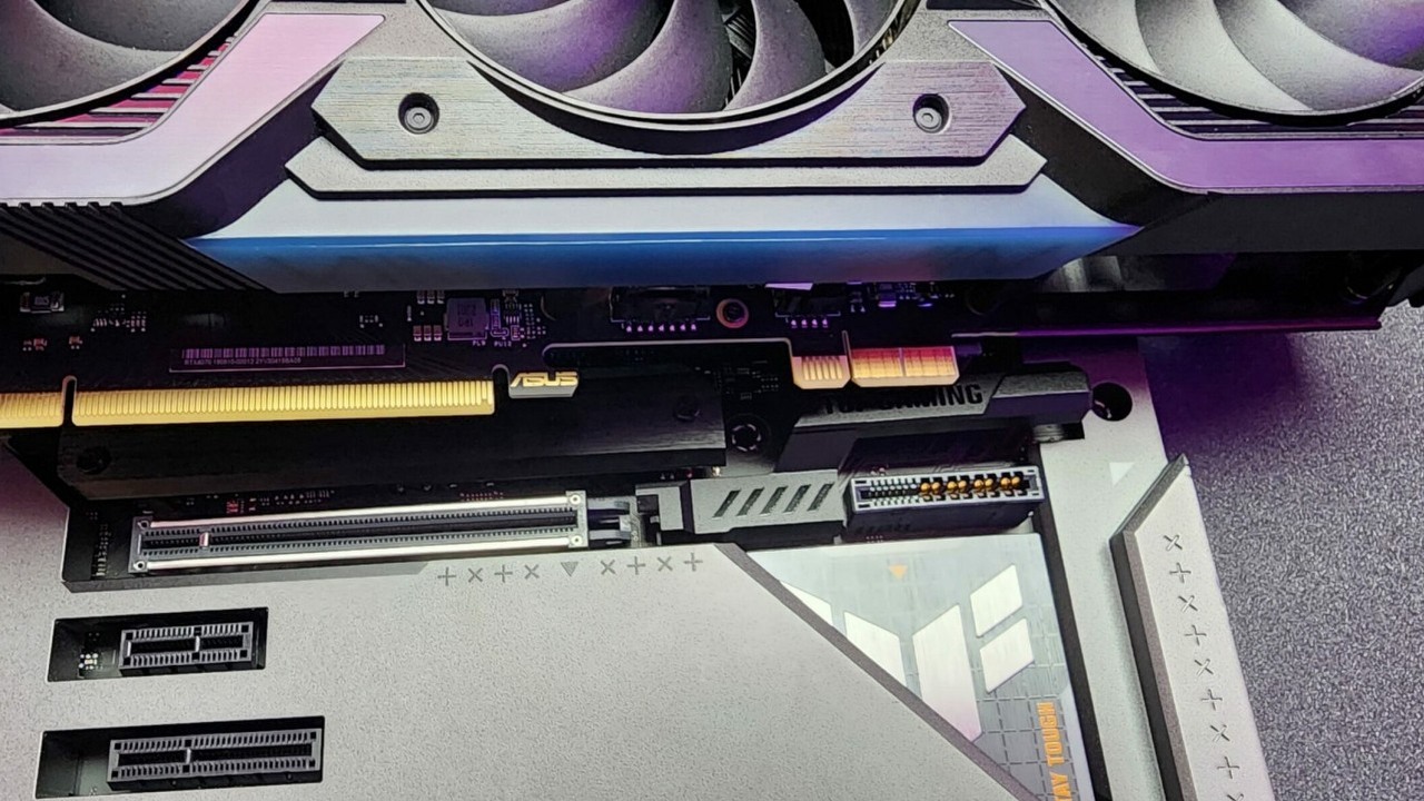 Nowe złącze zasilania kart graficznych może zakończyć problem płonących wtyczek, źródło grafiki: ASUS.