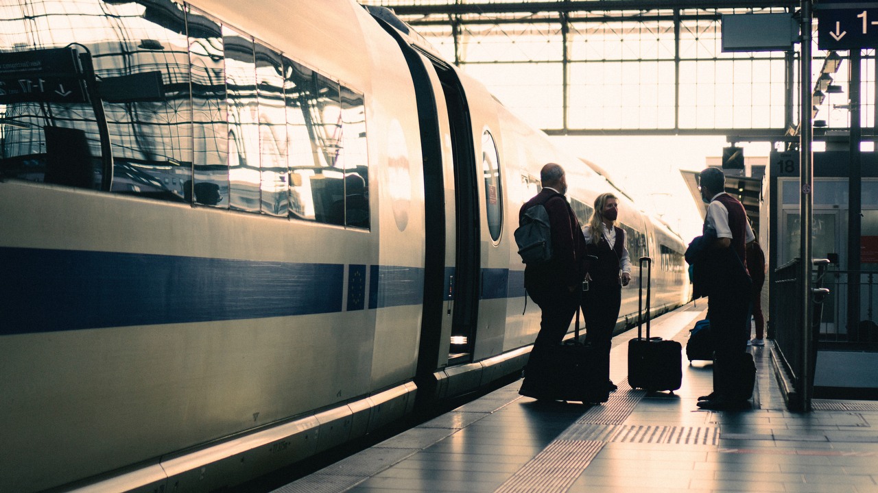 PKP Intercity obniży ceny biletów okresowych o nawet 69%, źródło grafiki: Christian Lue | Unsplash.