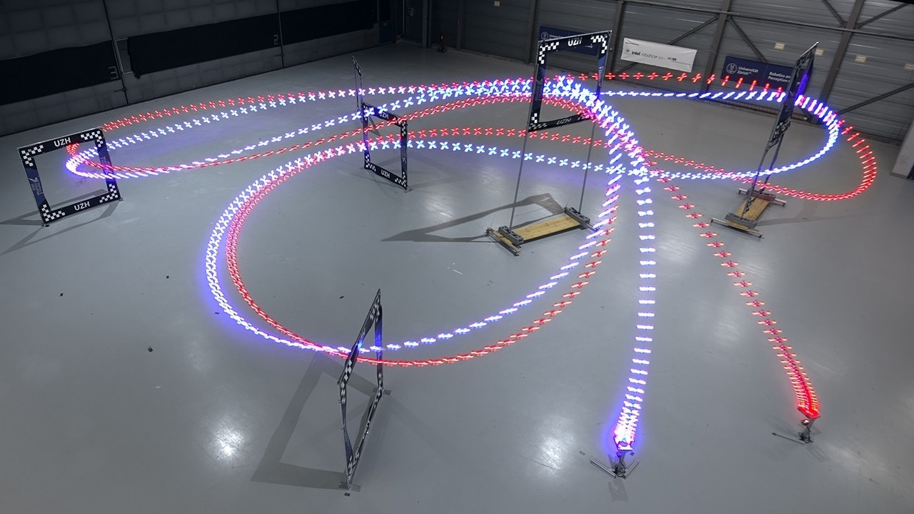 Dron sterowany AI pokonał mistrza świata w wyścigu, źródło grafiki: UZH / Leonard Bauersfeld.