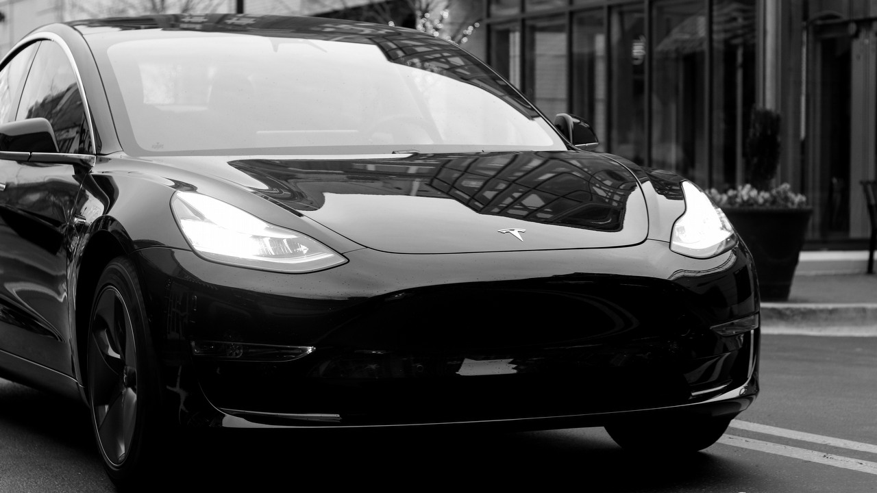 Samochodom elektrycznym nie są straszne zalane drogi; silniki spalinowe się chowają, źródło grafiki: Unsplash | Tech Nick.