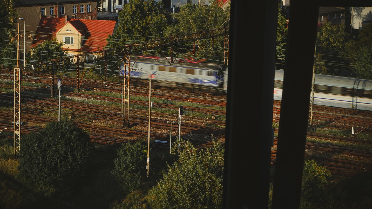 Jesienna korekta rozkładu jazdy PKP - będzie szybciej, spore zmiany w stolicy, źródło grafiki: Unsplash | Oleksandr Hladchenko.