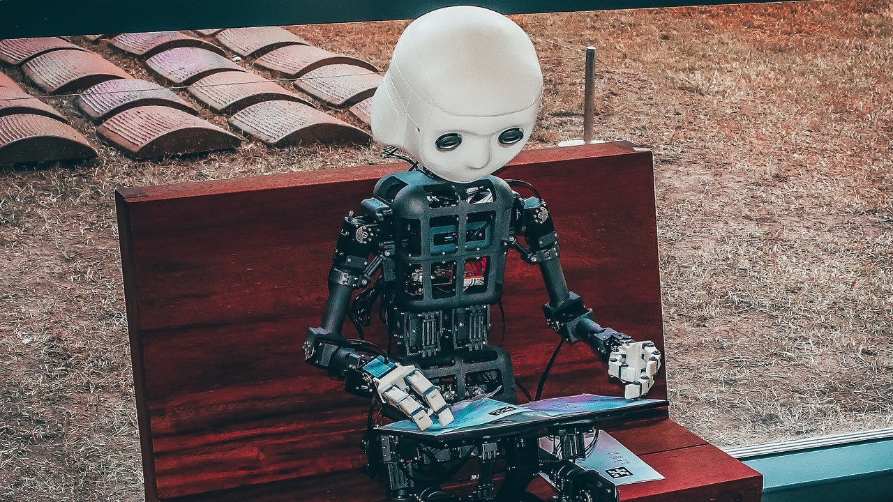 Nauczyciele dostali poradnik o ChatGPT, twórcy podkreślają, że AI jest niewykrywalne, źródło grafiki: Unsplash | Andrea De Santis..