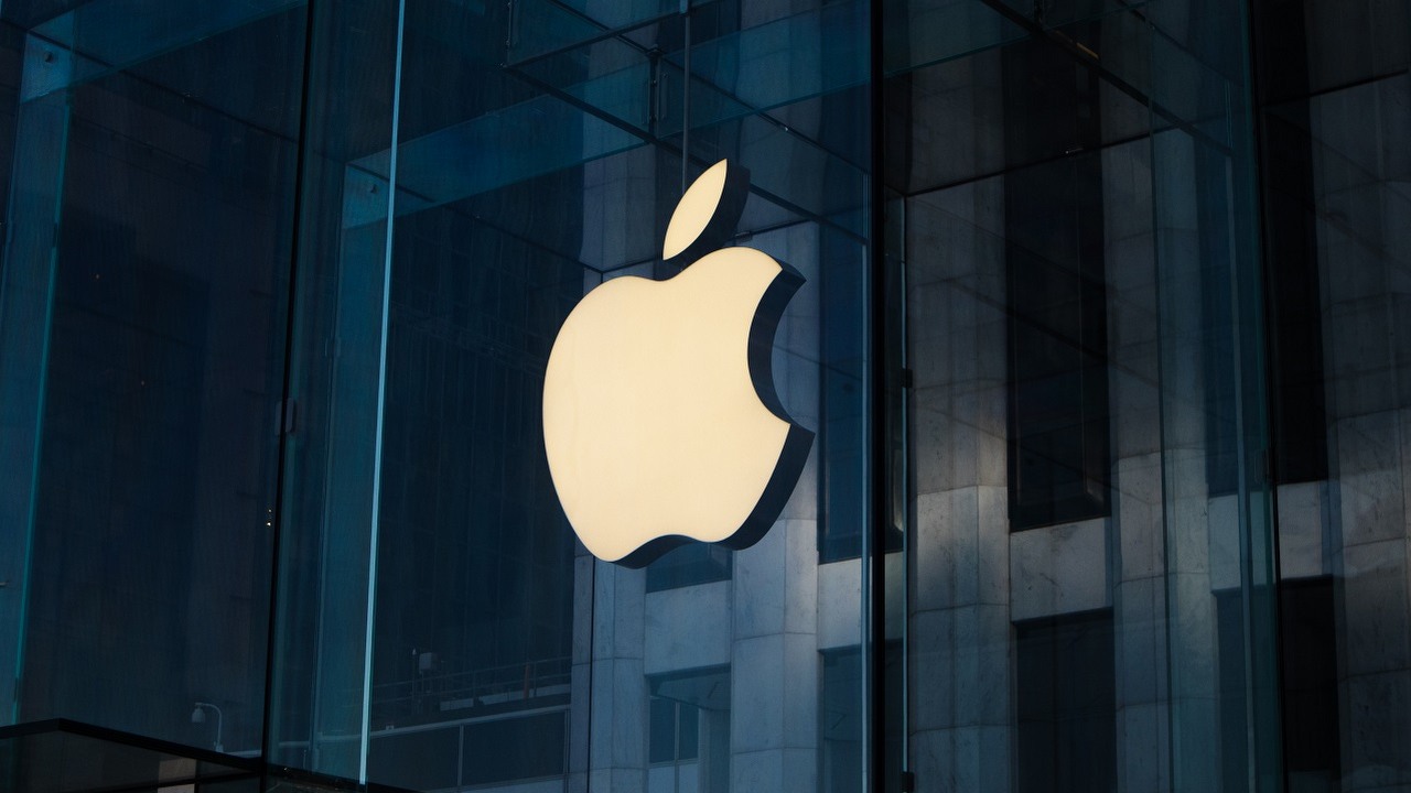 Nietrafiony Touch Bar od Apple oficjalnie stał się „vintage”, kolejne modele trafiły na listę z ograniczonym wsparciem, źródło grafiki: Unsplash | Laurenz Heymann..