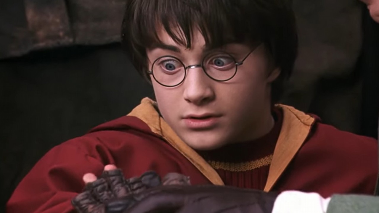 Daniel Radcliffe nienawidził kręcić tych scen z Harry’ego Pottera, choć to one przyniosły widzom ogromną frajdę, źródło grafiki: Harry Potter i Komnata tajemnic, Chris Columbus, Warner Bros., 2002.