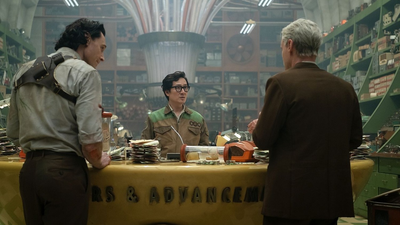 Loki spotyka wariant Kanga Zdobywcy w nowym zwiastunie 2. sezonu, źródło grafiki: Loki; Michael Waldron; Marvel Studios; 2021.