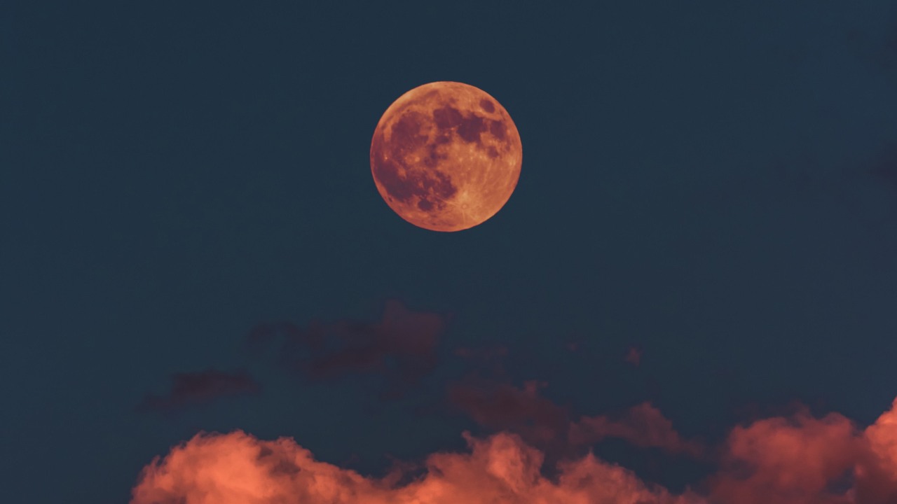 Najciekawsze zjawiska, które zobaczymy na niebie w tym miesiącu; NASA podaje listę, źródło grafiki: Unsplash | Altinay Dinc.
