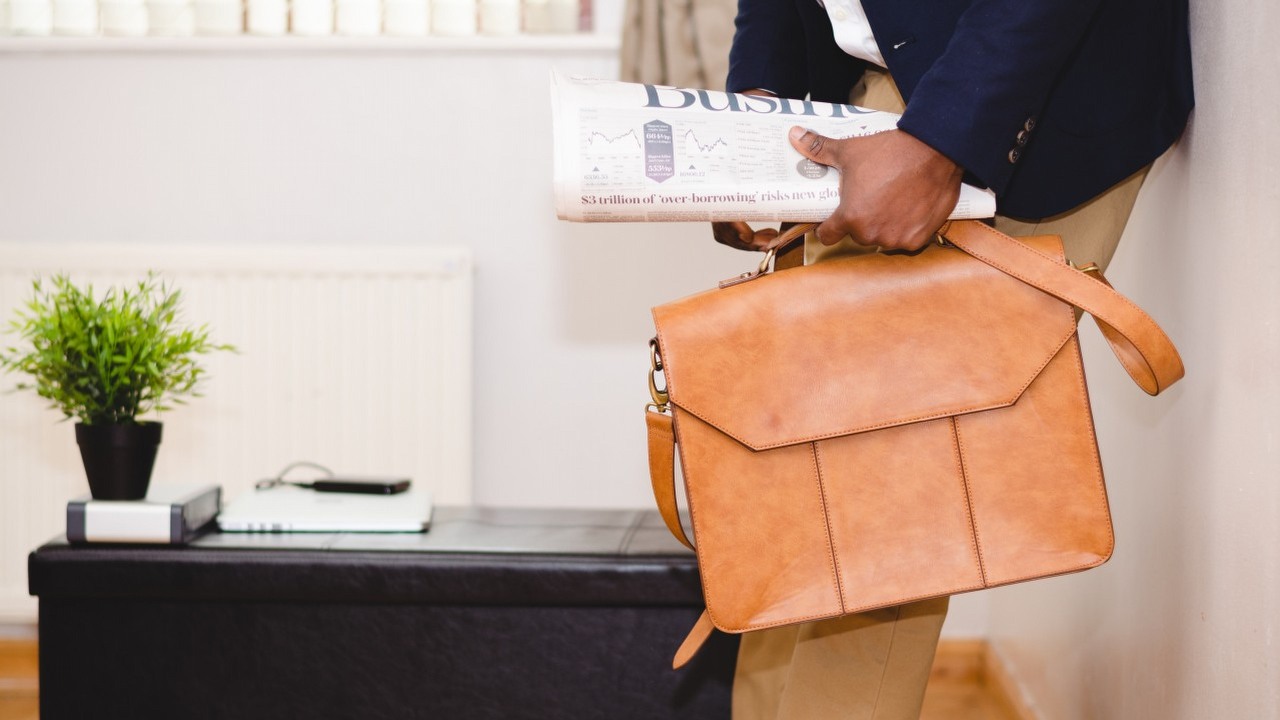 CEO, który zwolnił 900 osób podczas konferencji, wziął udział w kursach zarządzania i obiecuje być milszy, źródło grafiki: Adeolu Eletu / Unsplash.