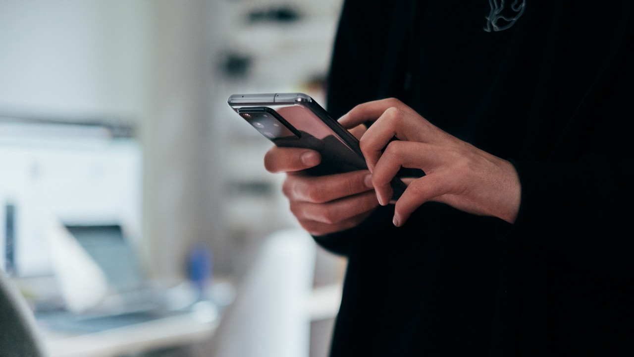 Nie chcemy kupować nowych smartfonów - to europejski trend, źródło grafiki: Unsplash | Jonas Leupe.